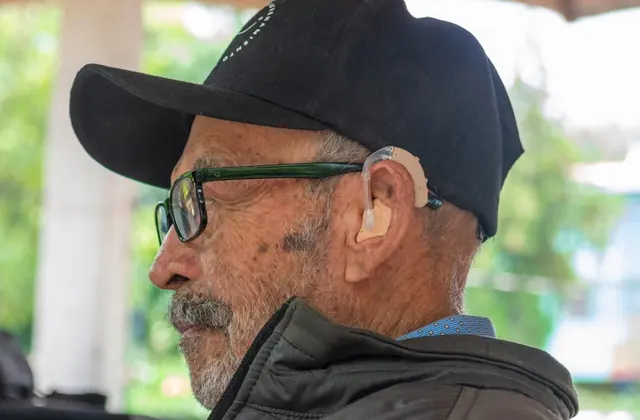 Hombre utilizando auxiliar auditivo
