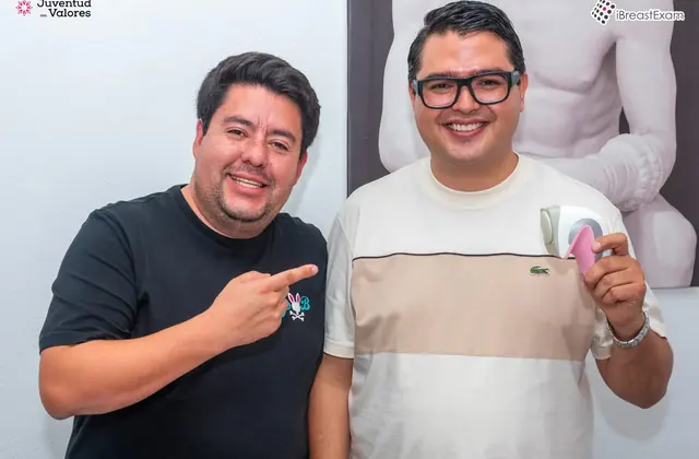 Representantes mostrando el dispositivo iBreastExam